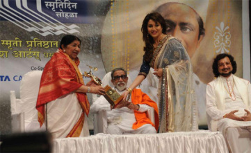 Madhuri-Dixit-Receives-Dinanath-Mangeshkar-Award-1