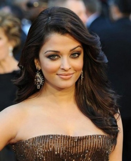 Aishwarya-Rai-Goes-Indian-At-Cannes-2012-Picks-Abu-Sandeep