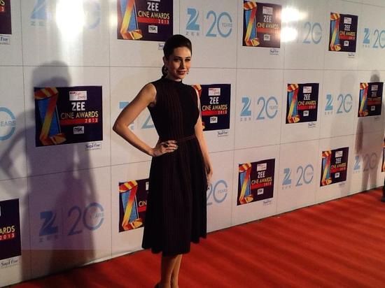 Karishma Kapoor-At-Zee Cine Awards-2013