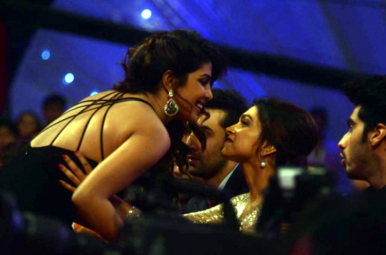 Priyanka-Chopra-Deepika-Padukone-At-Zee-Cine-Awards-2013