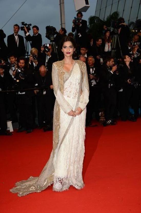 Sonam-Kapoor-Walks The-Red-Carpet-At-The-Great-Gatsby-Screening-Cannes-2013
